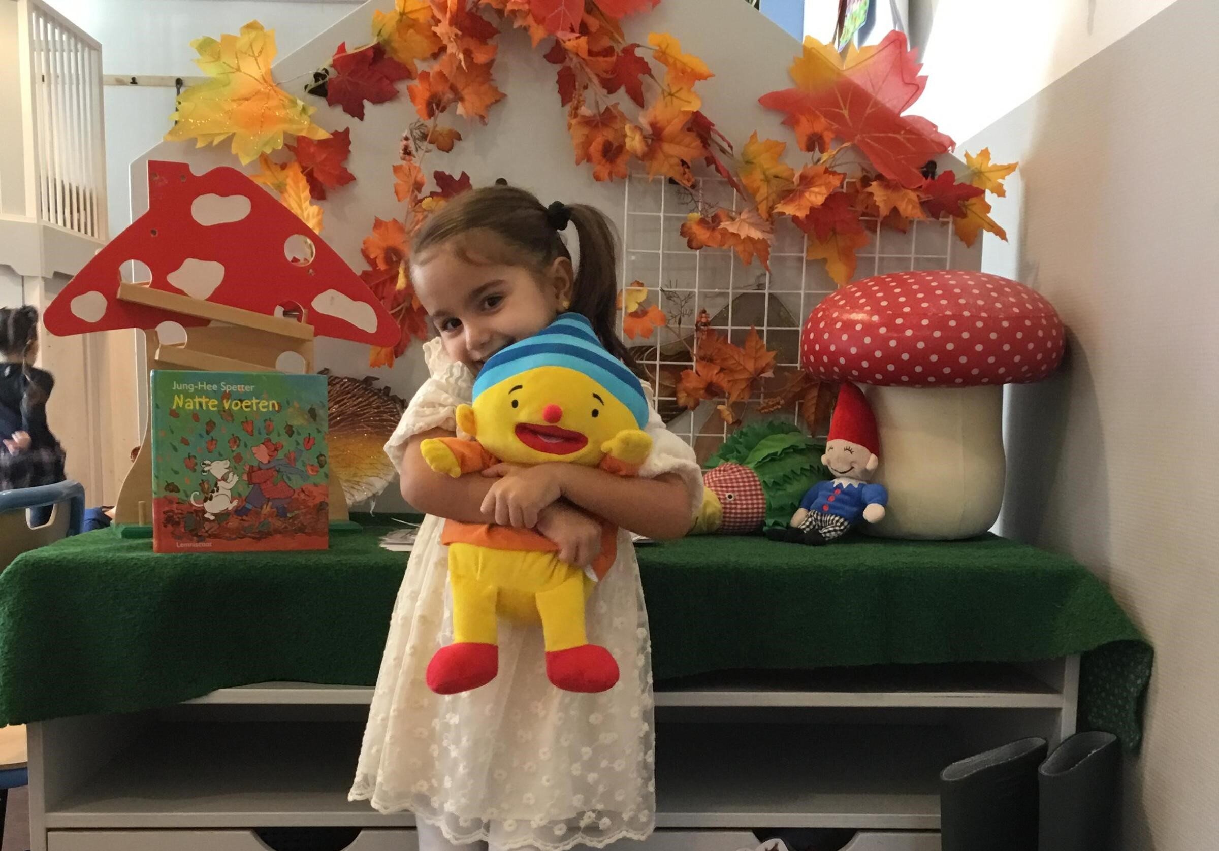 Knuffelen met VE pop Puk bij Kinderopvang 2Samen werkenbij Den Haag Monster Naaldwijk
