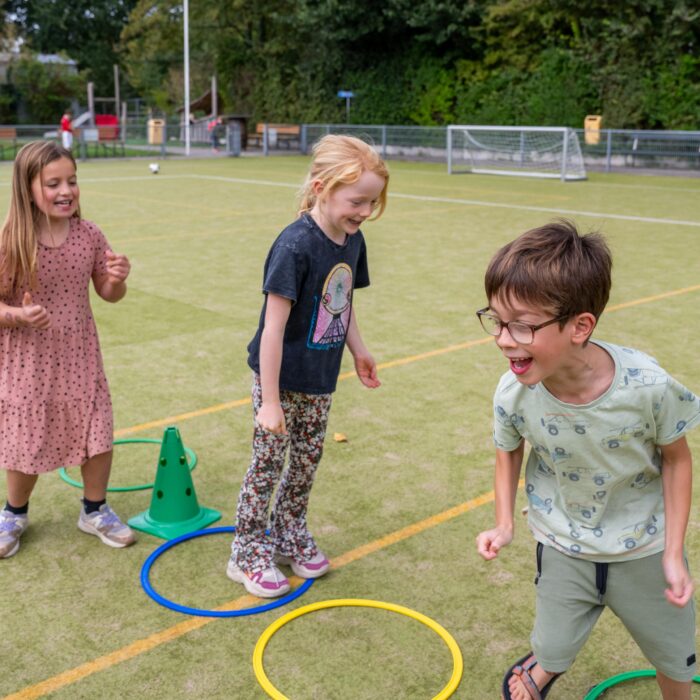 Samen een spel doen met hoepels bij bso 2Vossen in Den Haag