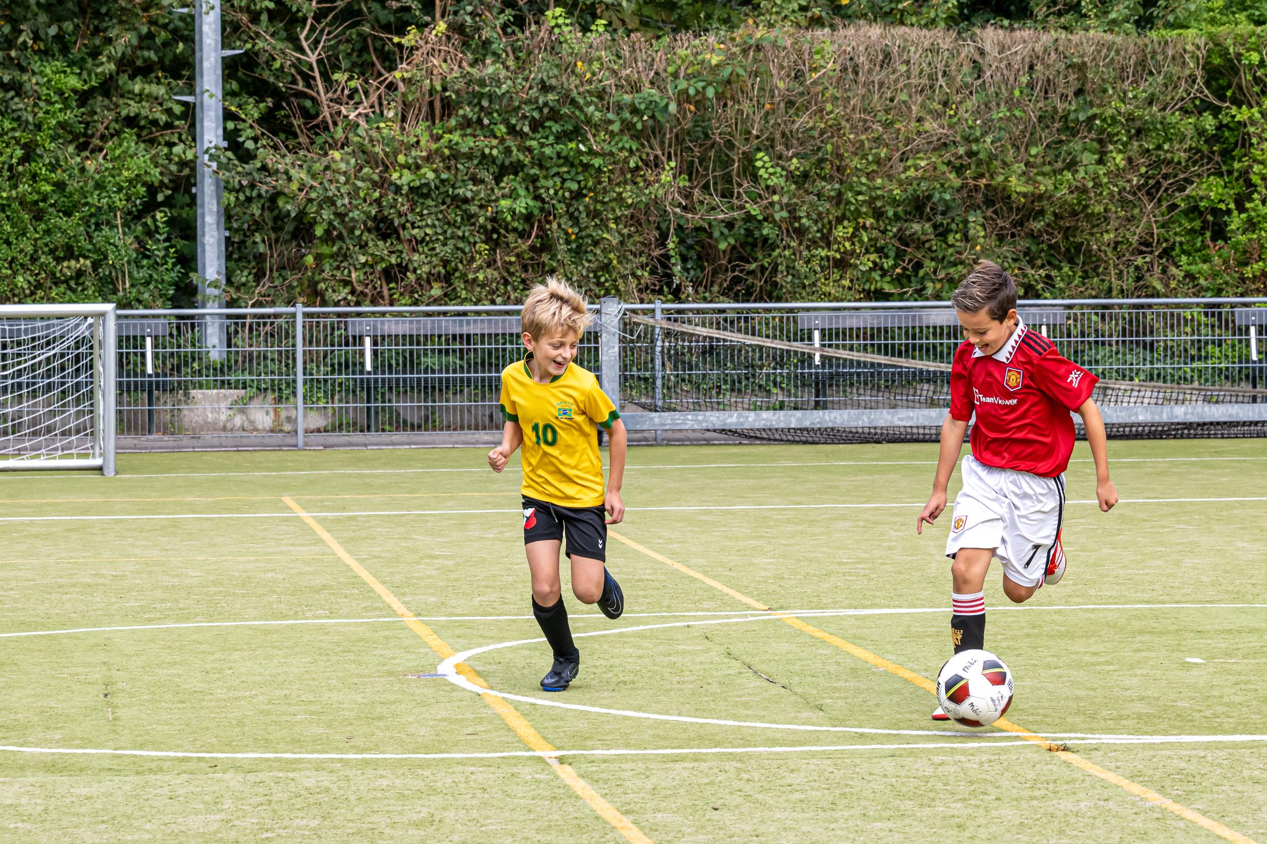 Voetballen op de velden bij bso 2Vossen in Den Haag
