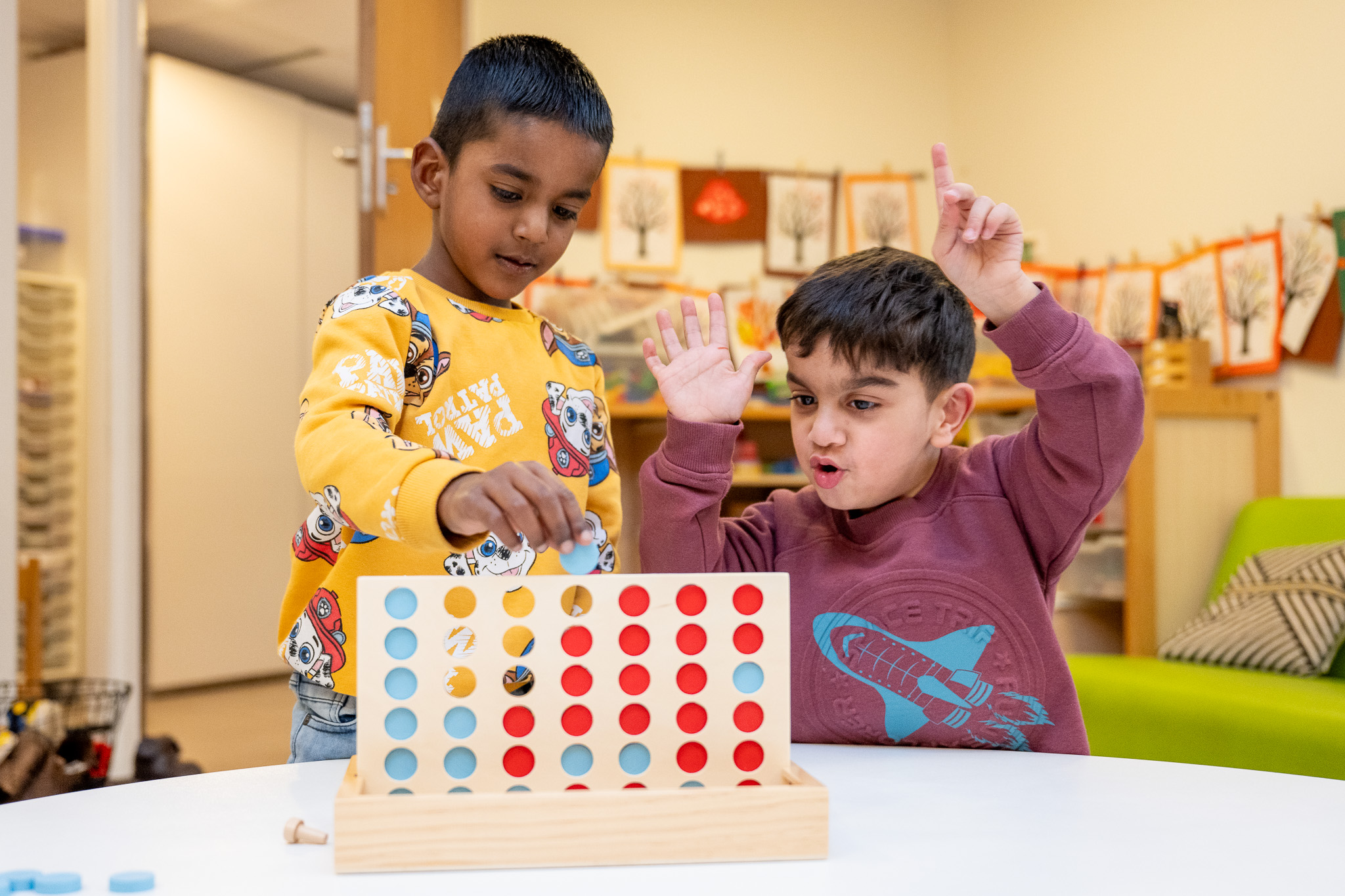 kinderen spelen vier op een rij bij bso 2spelende beren bij kinderopvang 2samen in moerwijk den haag