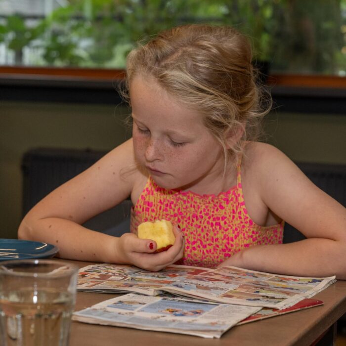 Appel eten en boek lezen bij bso 2Vossen in Den Haag