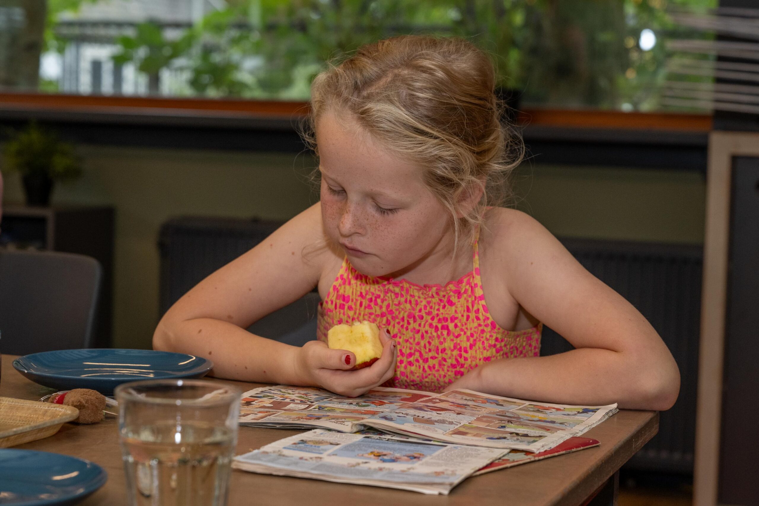 Appel eten en boek lezen bij bso 2Vossen in Den Haag