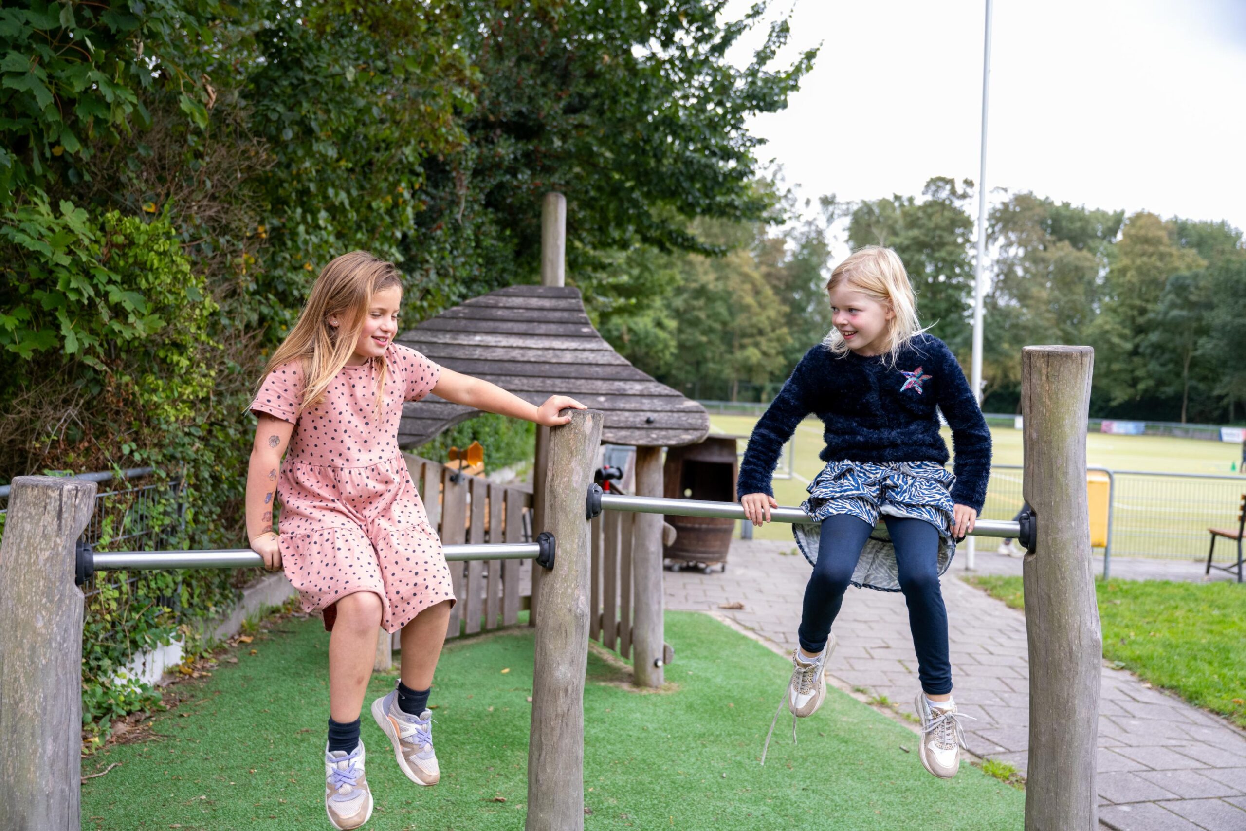 Samen op het klimrek bij bso 2Vossen Kinderopvang 2Samen
